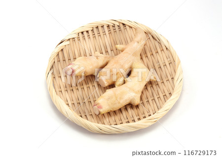 濾鍋中的新鮮生薑 濾鍋中的新鮮生薑 116729173