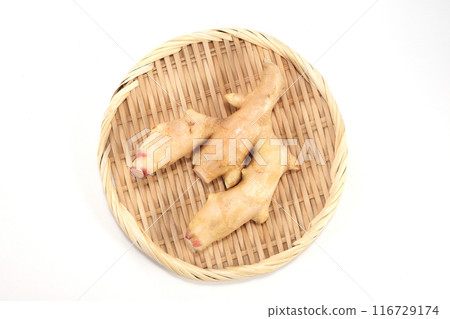 濾鍋中的新鮮生薑 116729174