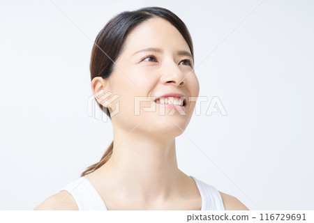 一個穿著背心的女人站在白色背景前 一個穿著背心的女人站在白色背景前 116729691