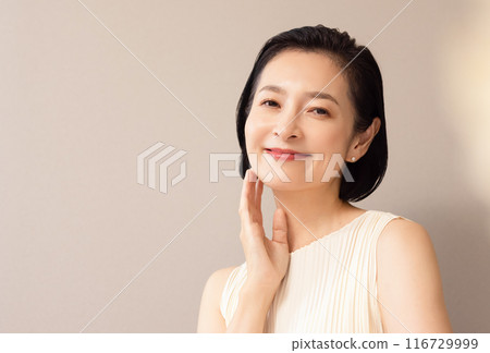 一個把手放在臉頰上的女人 116729999