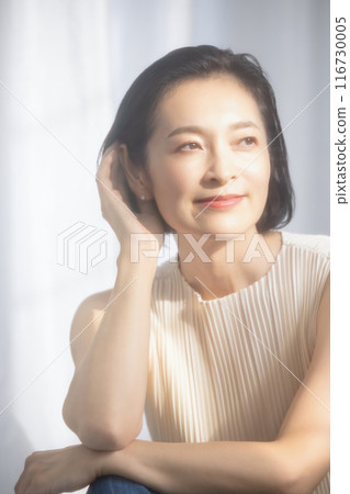 明亮陽光下的女人 116730005