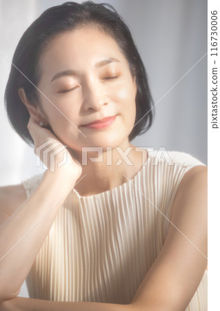 明亮陽光下的女人 116730006