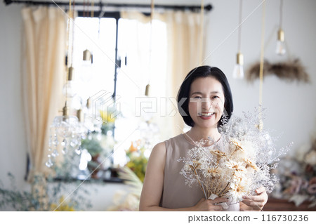 Beauty image of women in their 50s Beauty image of women in their 50s 116730236