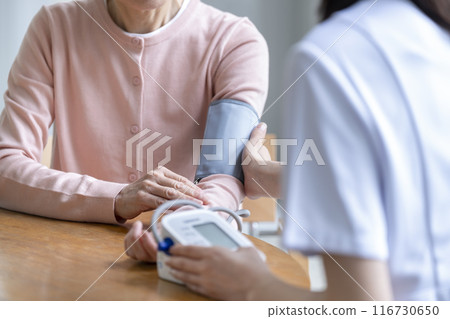 圖為護理師測量一名老年婦女的血壓 圖為護理師測量一名老年婦女的血壓 116730650