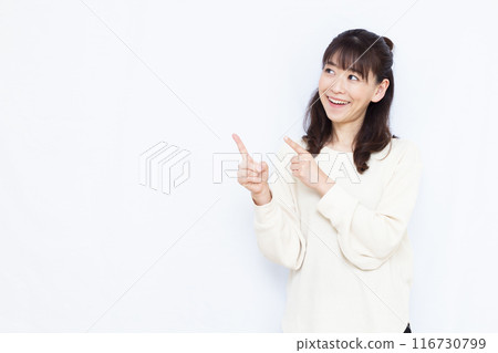 微笑著舉起食指的女人 116730799