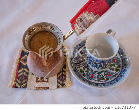 【烏克蘭】首都基輔韃靼餐廳餐桌上的土耳其咖啡 116731377