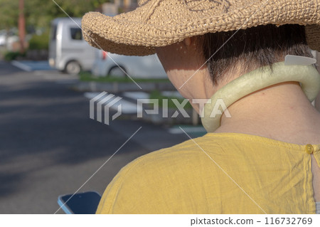 一個戴著涼爽頸環的女人的脖子 一個穿著黃色衣服的女人正在預防中暑 116732769