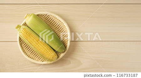 桌子上的玉米 116733187