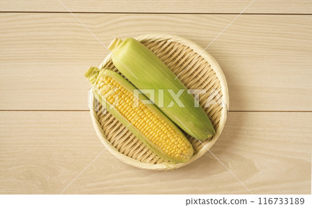 桌子上的玉米 116733189