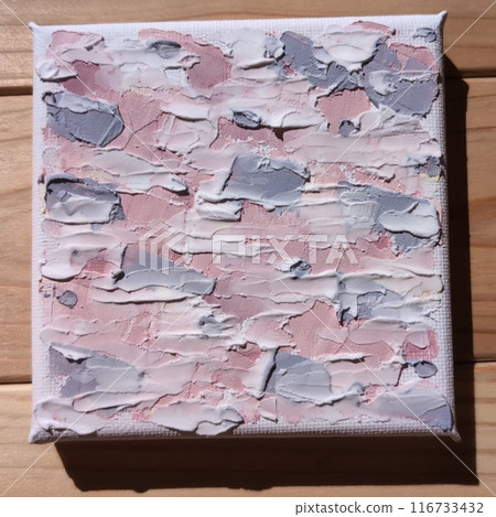 木紋桌上放置的大理石藝術品 116733432