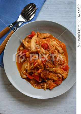 番茄義大利麵配鮪魚和蘑菇 番茄義大利麵配鮪魚和蘑菇 116733682