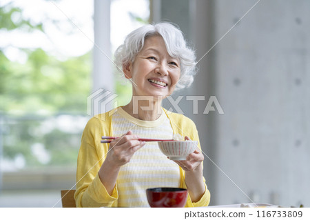 Senior woman to eat Senior woman to eat 116733809