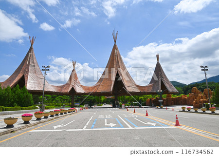 View of the main gate of Seoul Racecourse [Gwacheon City, Korea] 116734562