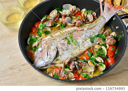 紅鯛魚水帕扎,義大利菜,紅鯛魚,蛤蜊,櫻桃番茄,義大利香菜,白葡萄酒,麵包。 紅鯛魚水帕扎,義大利菜,紅鯛魚,蛤蜊,櫻桃番茄,義大利香菜,白葡萄酒,麵包。 116734993