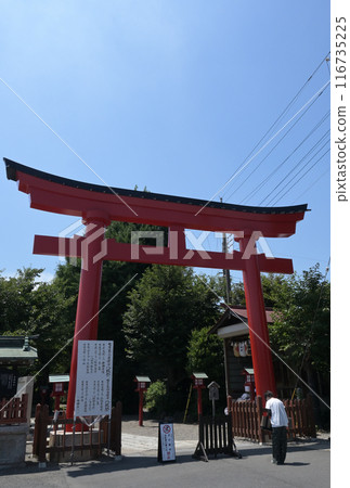 Visiting Washinomiya Shrine, bowing at the torii gate 116735225