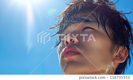 日本夏日炎炎烈日下，一名男子滿頭大汗的臉部特寫 116735553