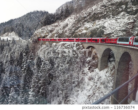 從瑞士冰河快車內部看到的立體交叉 從瑞士冰河快車內部看到的立體交叉 116736074