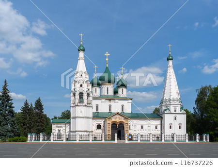 The Church of Elijah the Prophet is an Orthodox church in the historical center of Yaroslavl on Sovetskaya, formerly Ilyinskaya Square, an outstanding architectural monument of the 17th century 116737226