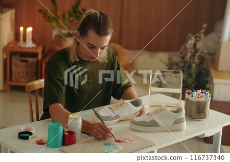 Designer Decorating Sneakers With Paints 116737340