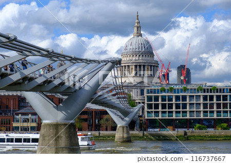 St Paul's Cathedral and Millennium Footbridge over the Thames as a boat crosses the bridge. 116737667