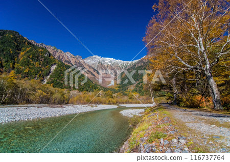 [Autumn in Kamikochi] A large panorama of the Azusa River and the Hotaka mountain range 116737764