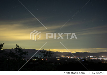 從花鳥山看到笛吹市、夜景和城市燈光 從花鳥山看到笛吹市、夜景和城市燈光 116738258