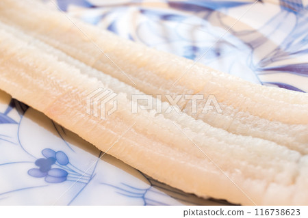 日本日式盤上的帶骨海鰻海鰻魚片 116738623