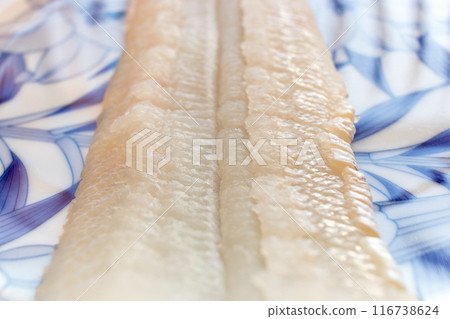 日本日式盤上的帶骨海鰻海鰻魚片 116738624