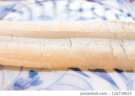 日本日式盤上的帶骨海鰻海鰻魚片 116738625