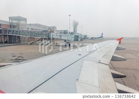 The gate sleeve is docked to the aircraft. The gate sleeve is docked to the aircraft. 116738642