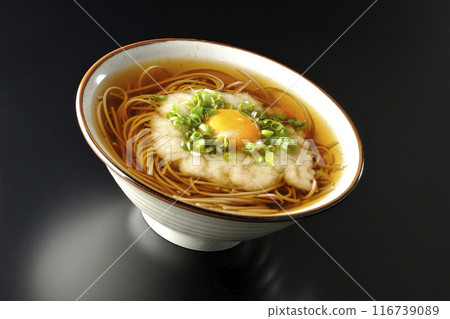 月見托羅羅蕎麥麵在黑色背景下拍攝 月見托羅羅蕎麥麵在黑色背景下拍攝 116739089