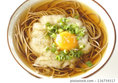 月見托羅羅蕎麥麵在白色背景下拍攝 116739317