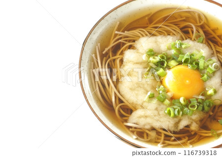 月見托羅羅蕎麥麵在白色背景下拍攝 116739318