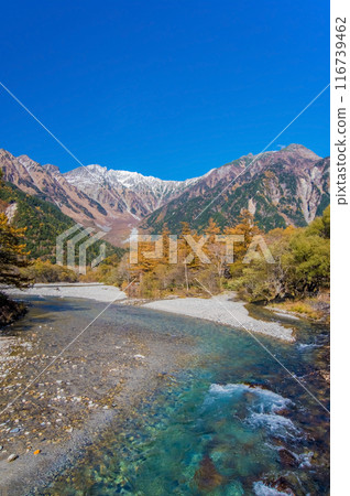 [Autumn in Kamikochi] A large panorama of the Azusa River and the Hotaka mountain range 116739462
