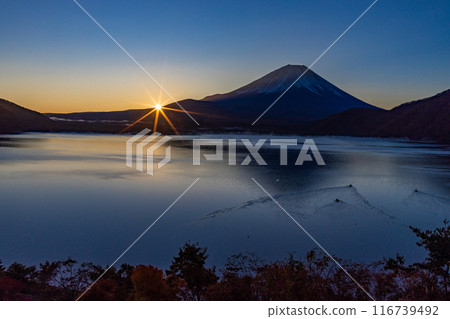 (Yamanashi Prefecture) Mt. Fuji sunrise seen from Lake Motosu 116739492