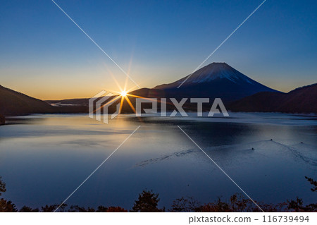 (Yamanashi Prefecture) Mt. Fuji sunrise seen from Lake Motosu 116739494