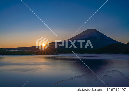 (Yamanashi Prefecture) Mt. Fuji sunrise seen from Lake Motosu 116739497