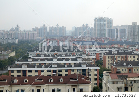 Shanghai city at morning in foggy day 116739528