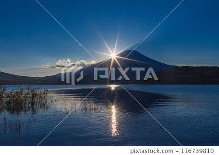 [Yamanashi Prefecture] Diamond Fuji in late autumn as seen from Lake Yamanaka 116739810