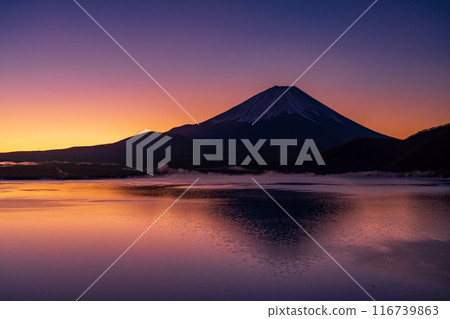 (Yamanashi Prefecture) Mt. Fuji seen from Lake Motosu at dawn (Yamanashi Prefecture) Mt. Fuji seen from Lake Motosu at dawn 116739863