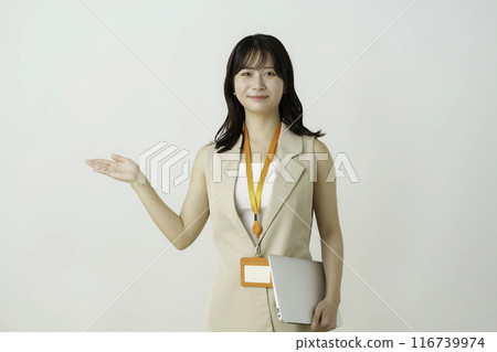 白色背景下帶有筆記型電腦的年輕女商人的肖像 116739974