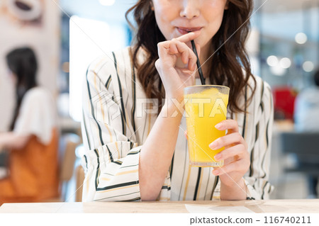 A middle-aged woman drinking orange juice at a cafe. Photo courtesy of Creadisce (Maruzen-Yushodo Co., Ltd.) A middle-aged woman drinking orange juice at a cafe. Photo courtesy of Creadisce (Maruzen-Yushodo Co., Ltd.) 116740211