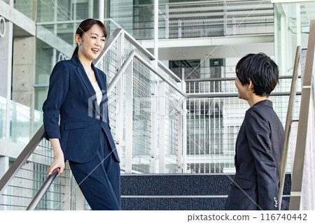 女商人在辦公室談話 116740442