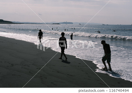 人們在海灘上散步 116740494