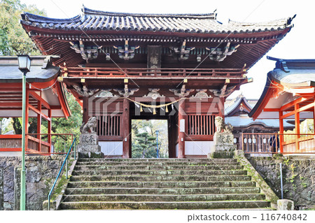 The vermilion-painted tower gate of Ohara Hachiman Shrine, the main shrine of Hita City, Oita Prefecture The vermilion-painted tower gate of Ohara Hachiman Shrine, the main shrine of Hita City, Oita Prefecture 116740842