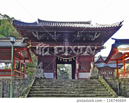 The vermilion-painted tower gate of Ohara Hachiman Shrine, the main shrine of Hita City, Oita Prefecture The vermilion-painted tower gate of Ohara Hachiman Shrine, the main shrine of Hita City, Oita Prefecture 116740884
