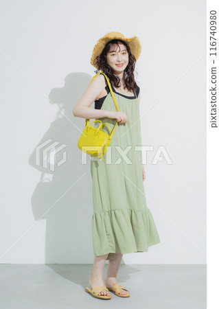 避暑勝地的年輕女子 116740980