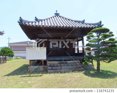 The Jizo Hall of the temple in Kasai City, which was founded by Gyoki, who received a divine message from Sakami Myojin and reported it to Emperor Shomu, and the temple was named Izumiyama Sakami-ji. 116741235