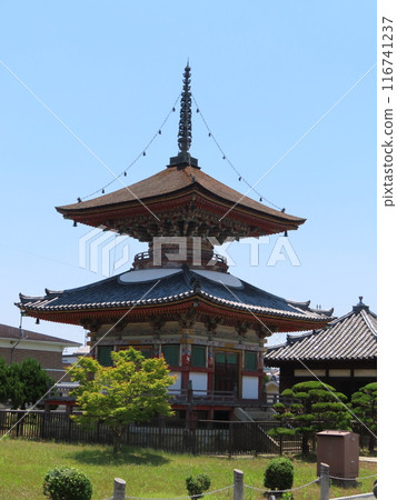 The pagoda of the temple in Kasai City, which was founded by Gyoki, who received a divine revelation from Sakami Myojin and presented it to Emperor Shomu, and the temple was named Senshozan Sakami-ji. 116741237