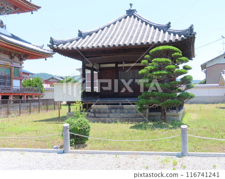 The Jizo Hall of the temple in Kasai City, which was founded by Gyoki, who received a divine message from Sakami Myojin and reported it to Emperor Shomu, and the temple was named Izumiyama Sakami-ji. The Jizo Hall of the temple in Kasai City, which was founded by Gyoki, who received a divine message from Sakami Myojin and reported it to Emperor Shomu, and the temple was named Izumiyama Sakami-ji. 116741241